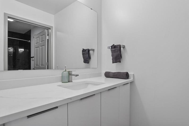 Cozy Urban Getaway - Free Parking Gym Stadium - image 17