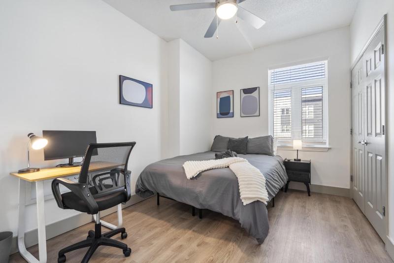 Bright Uptown Bliss - Free Parking Walkable Views - image 6