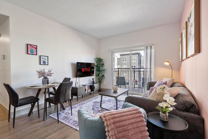 Bright Uptown Bliss - Free Parking Walkable Views - image 19