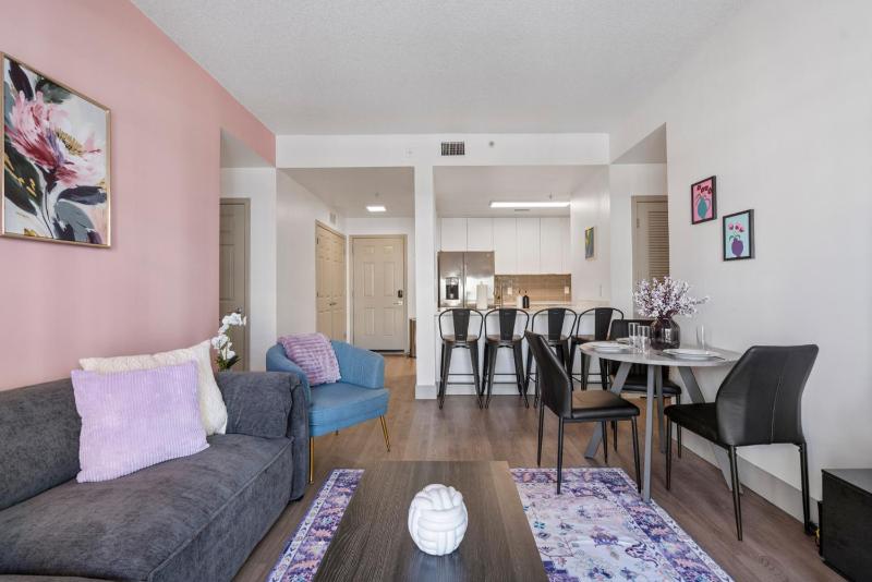 Bright Uptown Bliss - Free Parking Walkable Views - image 15