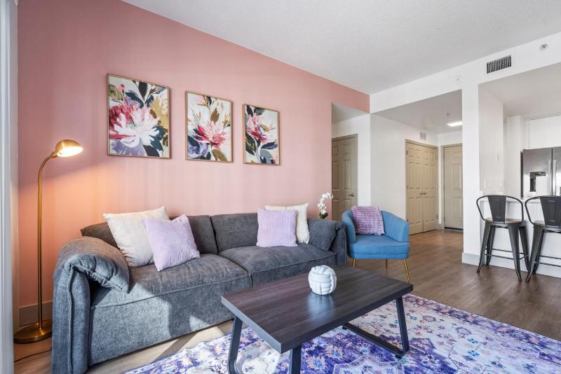 Bright Uptown Bliss - Free Parking Walkable Views - image 14