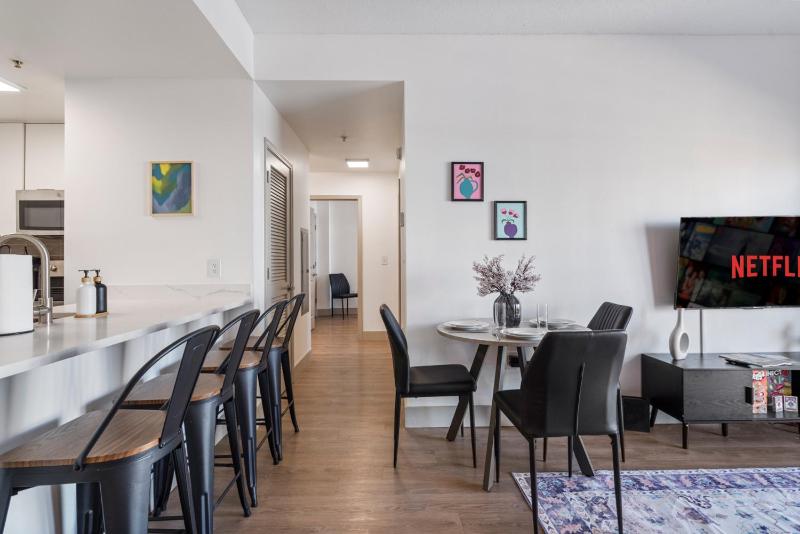 Bright Uptown Bliss - Free Parking Walkable Views - image 25