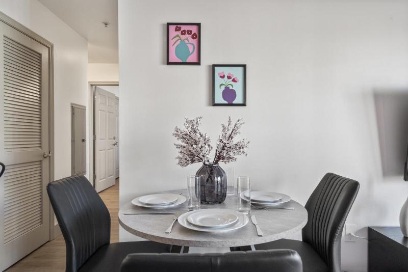 Bright Uptown Bliss - Free Parking Walkable Views - image 11