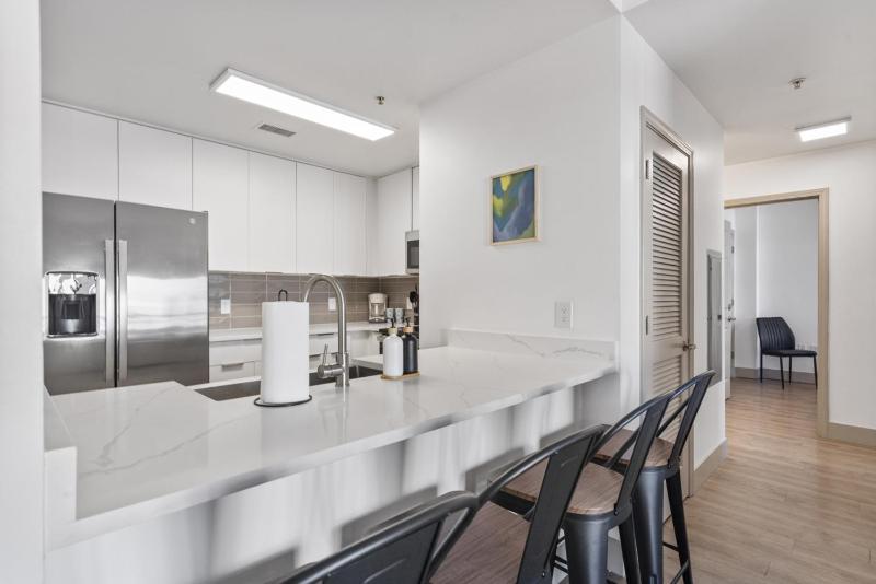 Bright Uptown Bliss - Free Parking Walkable Views - image 26