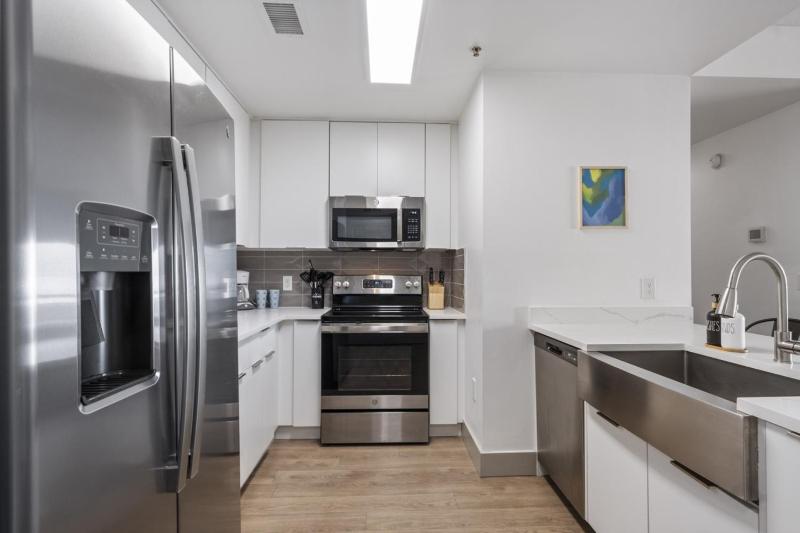 Bright Uptown Bliss - Free Parking Walkable Views - image 9