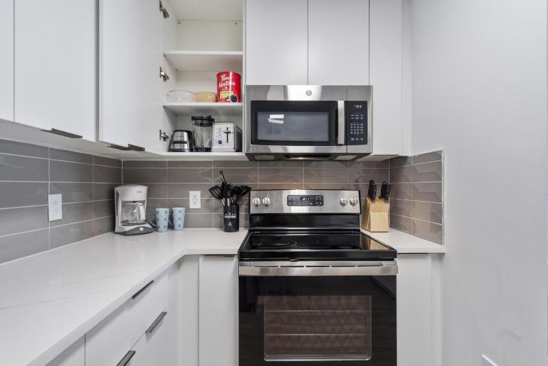 Bright Uptown Bliss - Free Parking Walkable Views - image 21
