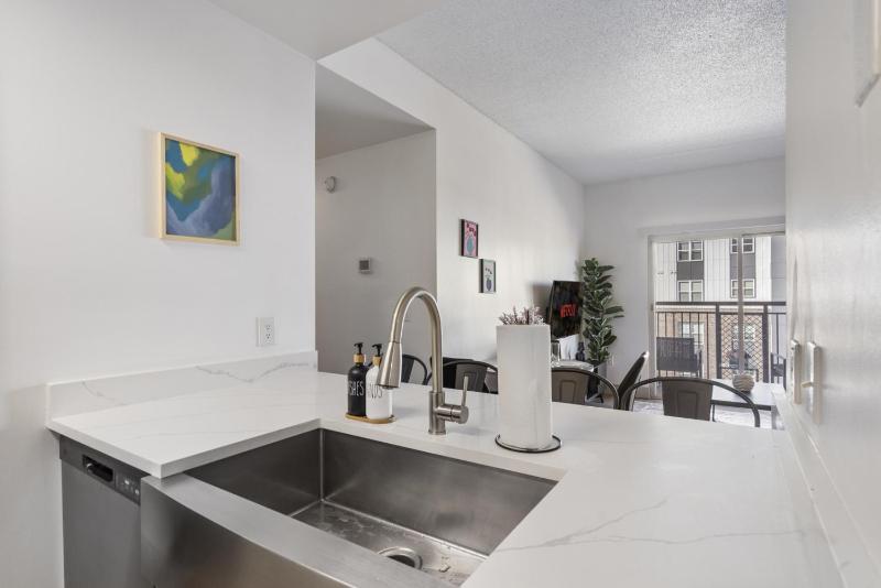 Bright Uptown Bliss - Free Parking Walkable Views - image 13
