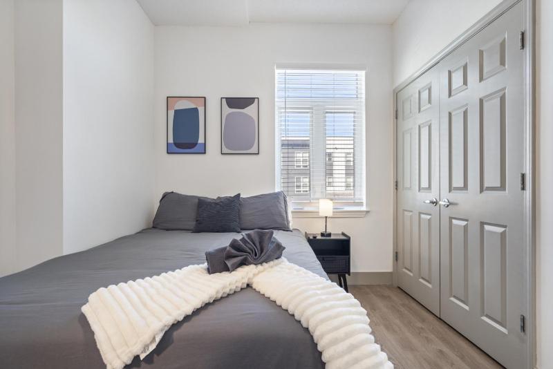 Bright Uptown Bliss - Free Parking Walkable Views - image 12