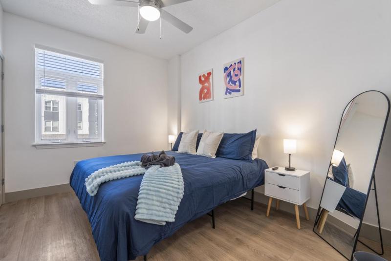 Bright Uptown Bliss - Free Parking Walkable Views - image 16