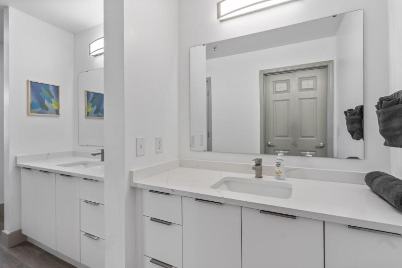 Bright Uptown Bliss - Free Parking Walkable Views - image 7