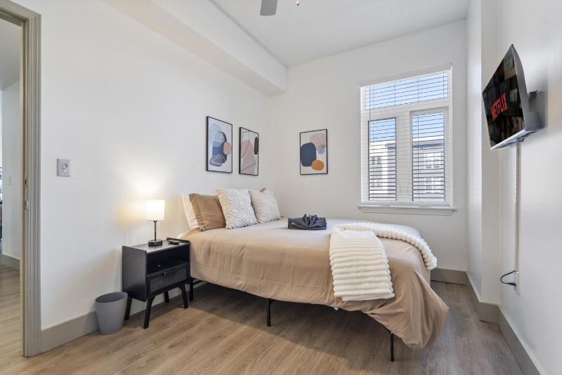 Bright Uptown Bliss - Free Parking Walkable Views - image 39