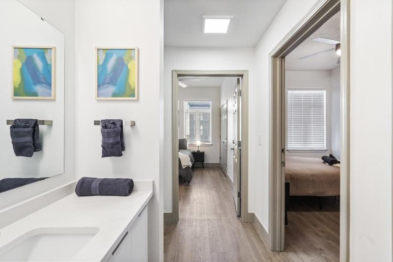 Bright Uptown Bliss - Free Parking Walkable Views - image 18