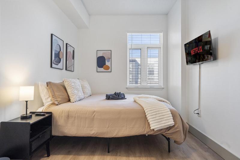 Bright Uptown Bliss - Free Parking Walkable Views - image 42