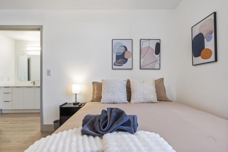 Bright Uptown Bliss - Free Parking Walkable Views - image 41