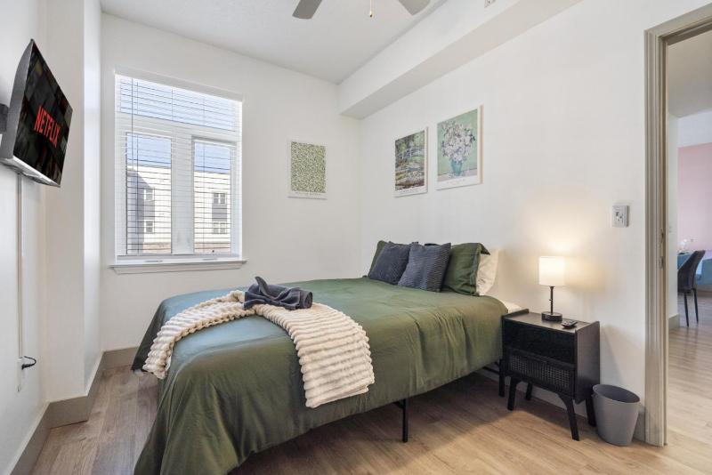 Bright Uptown Bliss - Free Parking Walkable Views - image 30