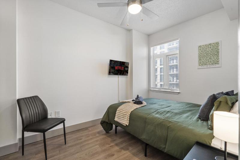 Bright Uptown Bliss - Free Parking Walkable Views - image 10