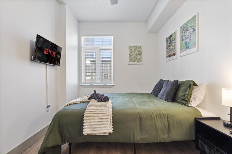 Bright Uptown Bliss - Free Parking Walkable Views - image 24
