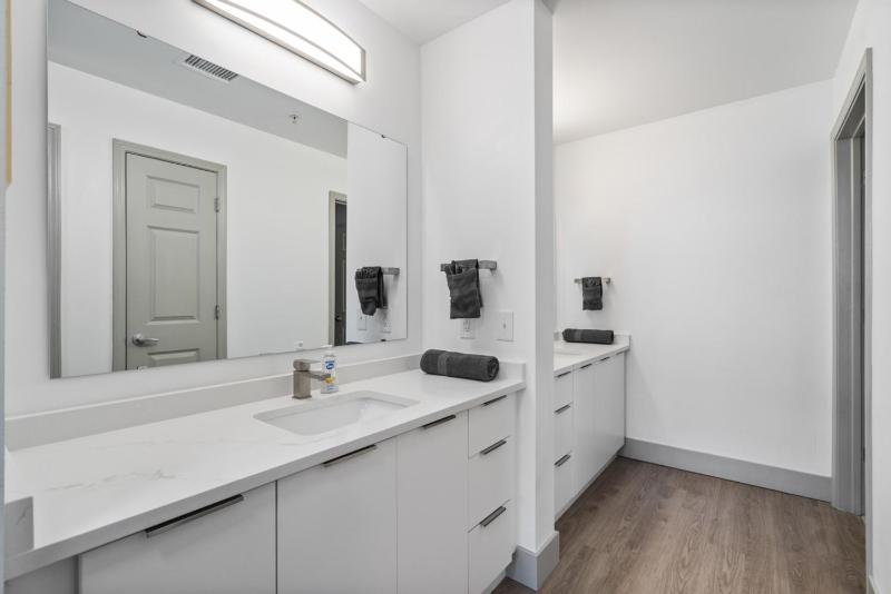 Bright Uptown Bliss - Free Parking Walkable Views - image 17