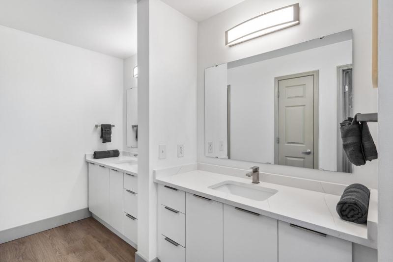 Bright Uptown Bliss - Free Parking Walkable Views - image 35