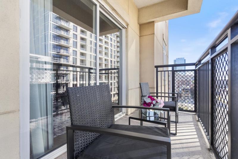 Bright Uptown Bliss - Free Parking Walkable Views - image 38