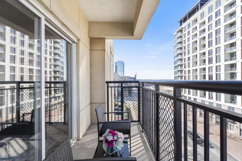 Bright Uptown Bliss - Free Parking Walkable Views - image 22