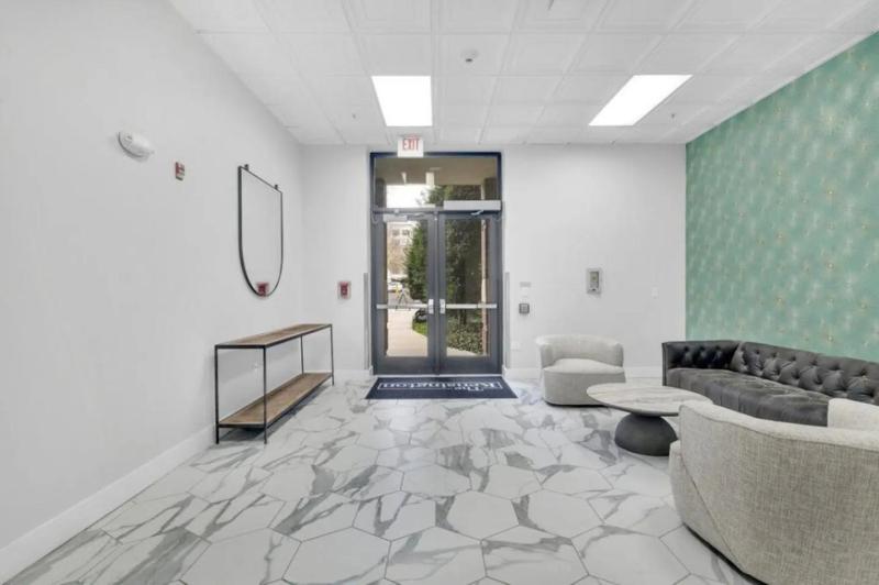 Cozy City Charm - Spacious Parking Balcony Gym - image 3