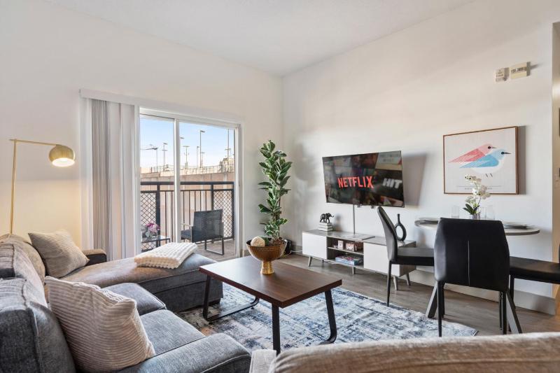 Cozy City Charm - Spacious Parking Balcony Gym - image 10