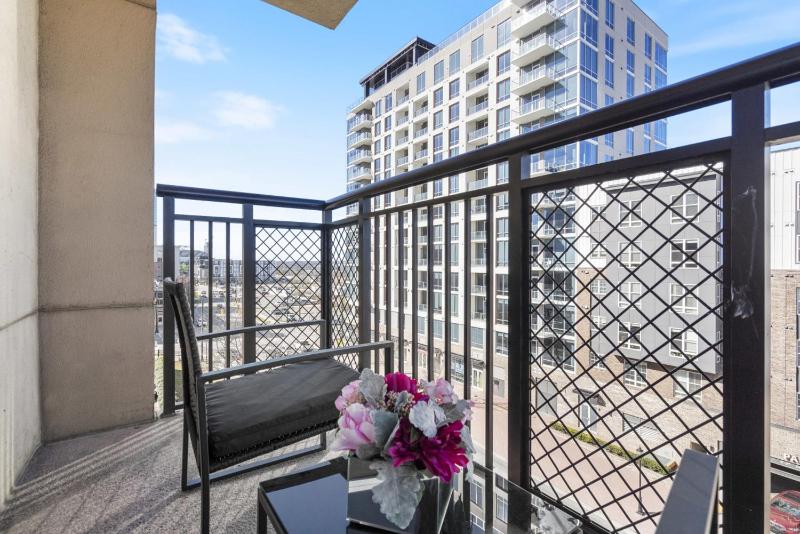 Bright Uptown Bliss - Free Parking Walkable Views - image 33