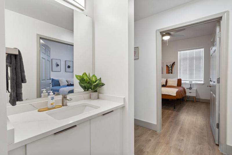 Cozy City Charm - Spacious Parking Balcony Gym - image 13