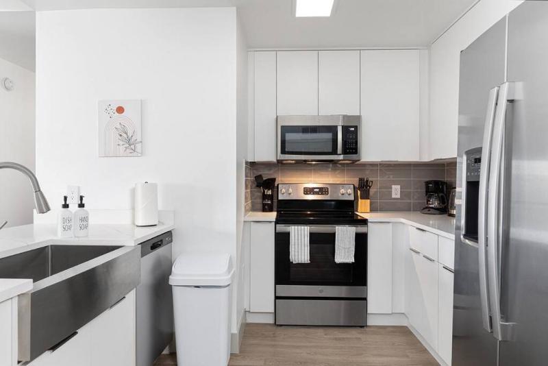 The Tar Heel - Stylish 4BR with City Views - Free Parking - Gym - image 9