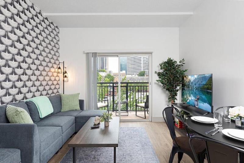 The Tar Heel - Stylish 4BR with City Views - Free Parking - Gym - image 18