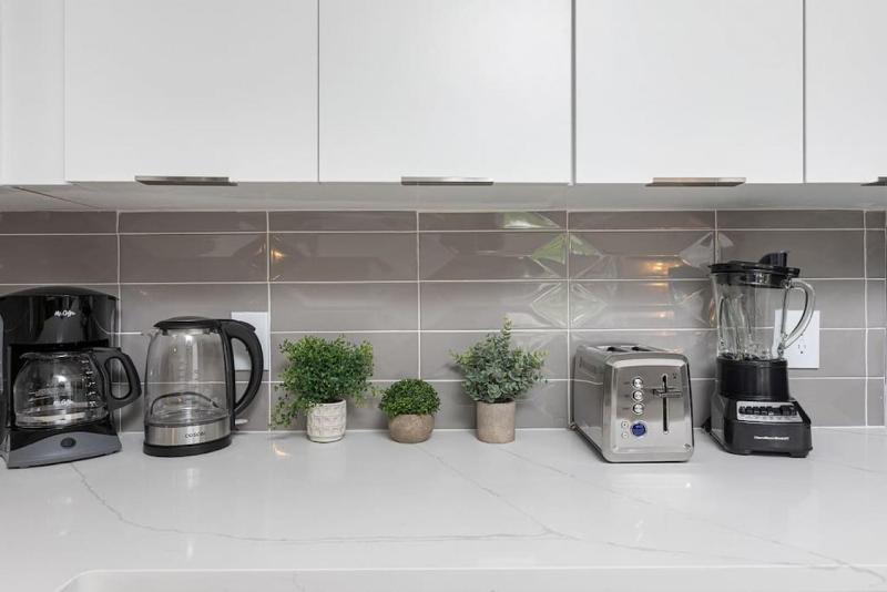The Tar Heel - Stylish 4BR with City Views - Free Parking - Gym - image 6