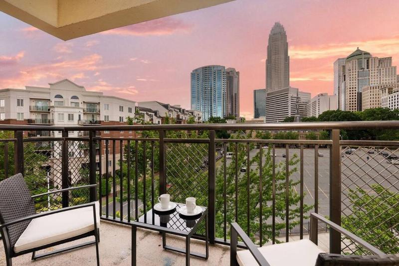 The Tar Heel - Stylish 4BR with City Views - Free Parking - Gym - image 23