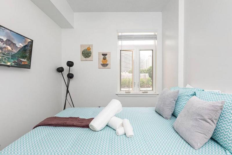 The Tar Heel - Stylish 4BR with City Views - Free Parking - Gym - image 8