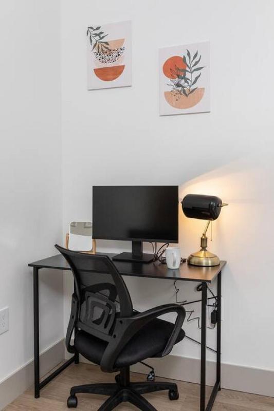 The Tar Heel - Stylish 4BR with City Views - Free Parking - Gym - image 5