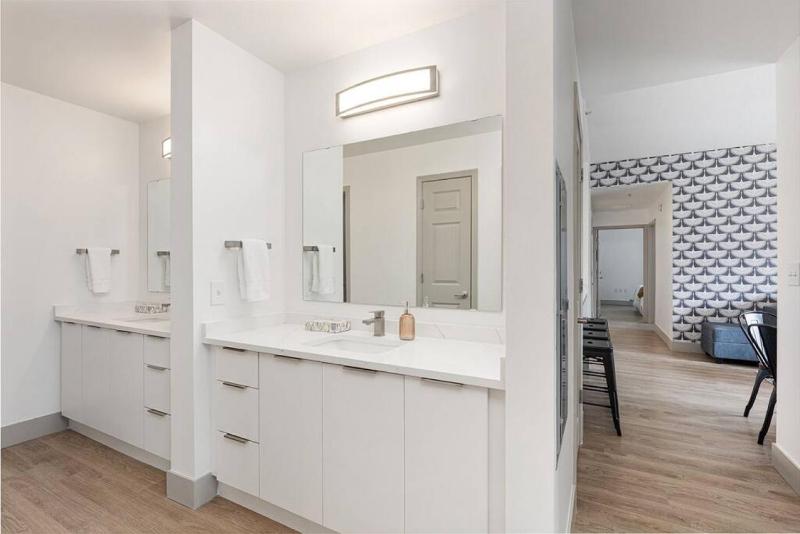 The Tar Heel - Stylish 4BR with City Views - Free Parking - Gym - image 2