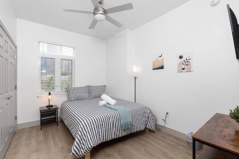 The Tar Heel - Stylish 4BR with City Views - Free Parking - Gym - image 3