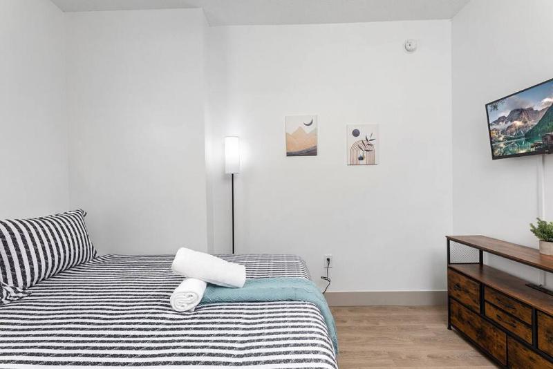 The Tar Heel - Stylish 4BR with City Views - Free Parking - Gym - image 28