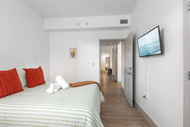 The Tar Heel - Stylish 4BR with City Views - Free Parking - Gym - image 4