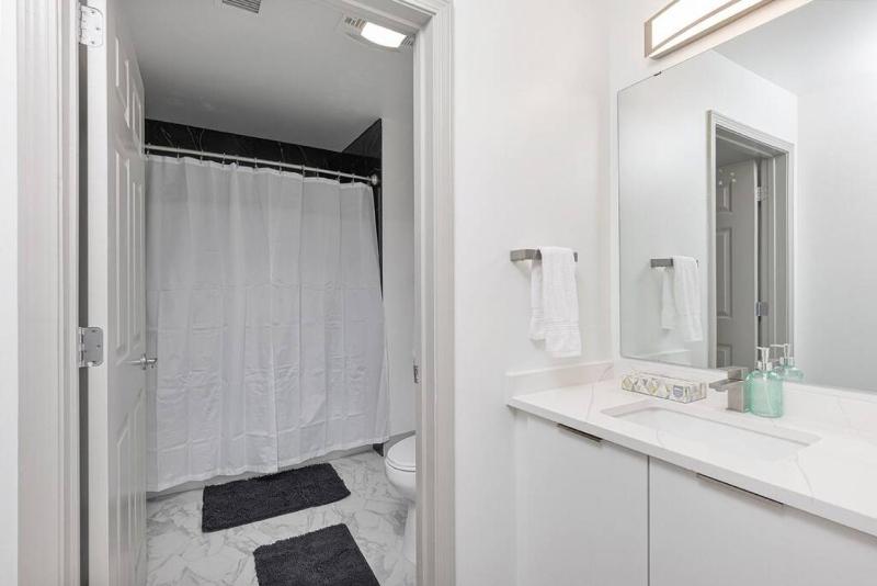The Tar Heel - Stylish 4BR with City Views - Free Parking - Gym - image 25