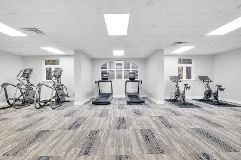 The Tar Heel - Stylish 4BR with City Views - Free Parking - Gym - image 13