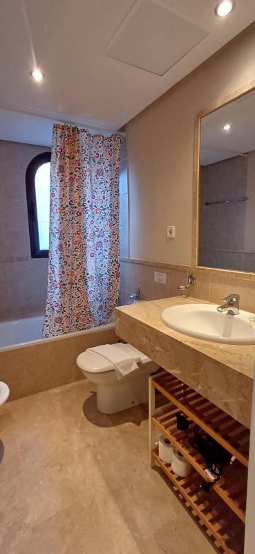 Apartamento de tres dormitorios muy espacioso con jardines y piscinas - image 9