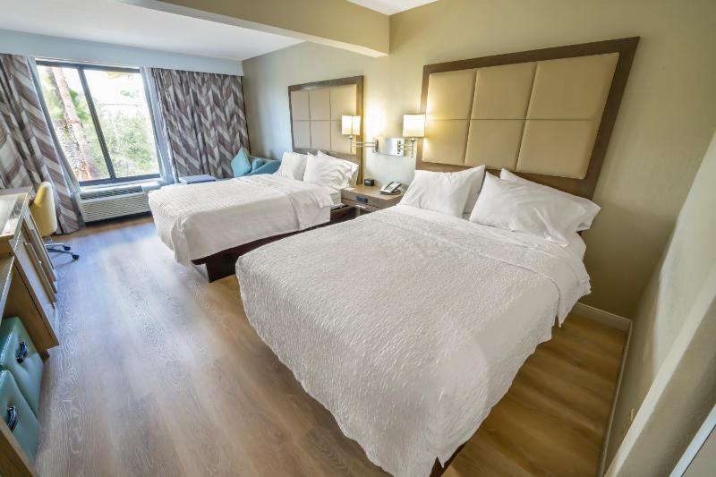 Executive Queen Room with Two Queen Beds image 4