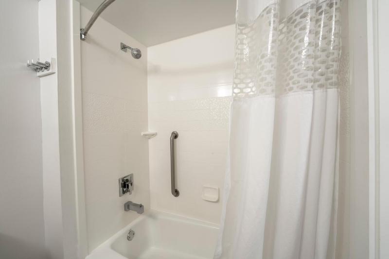 Queen Room with Two Queen Beds (4 Adults) image 4