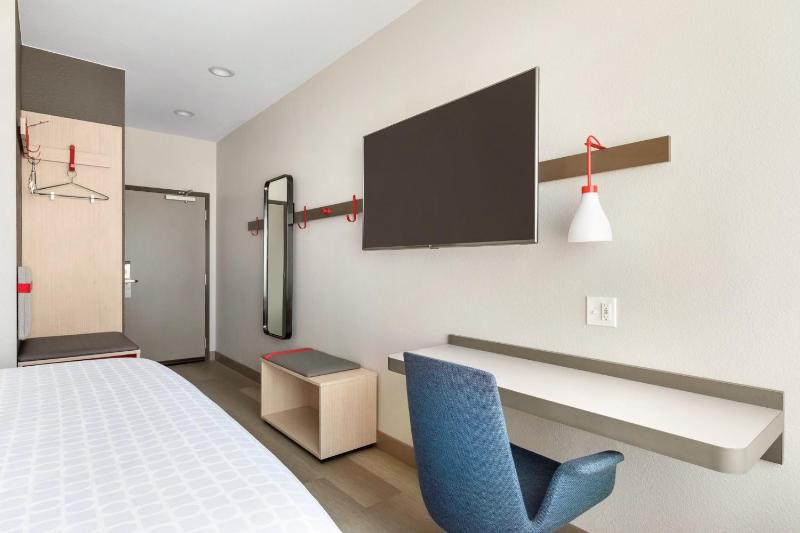 Standard King Room image 2