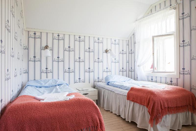 Quadruple Room with Shared Bathroom image 2