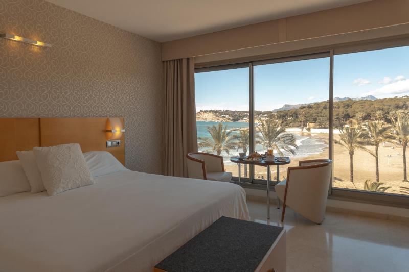 Double Room with Sea View image 4
