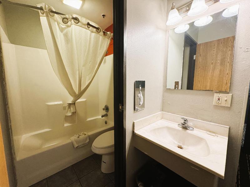 King Room - Non-Smoking image 2