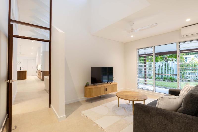 Tropical Home by the Beach - image 24