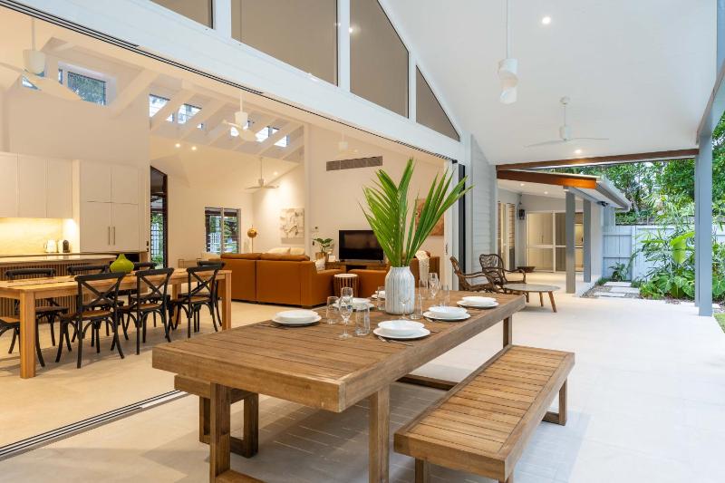 Tropical Home by the Beach - image 3